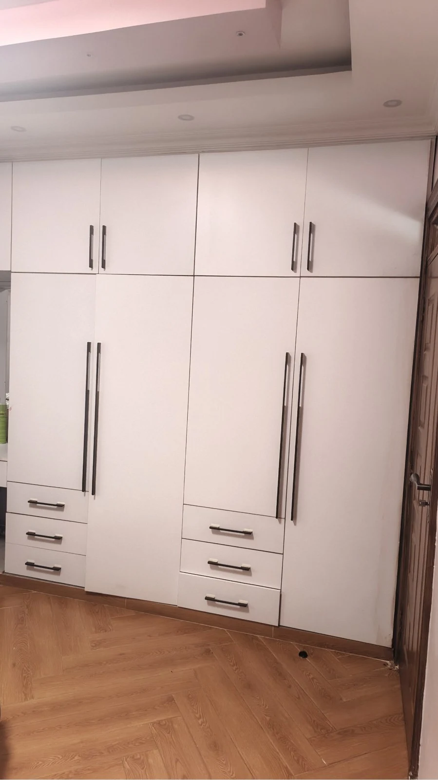 Floor-to-ceiling wardrobe with drawers