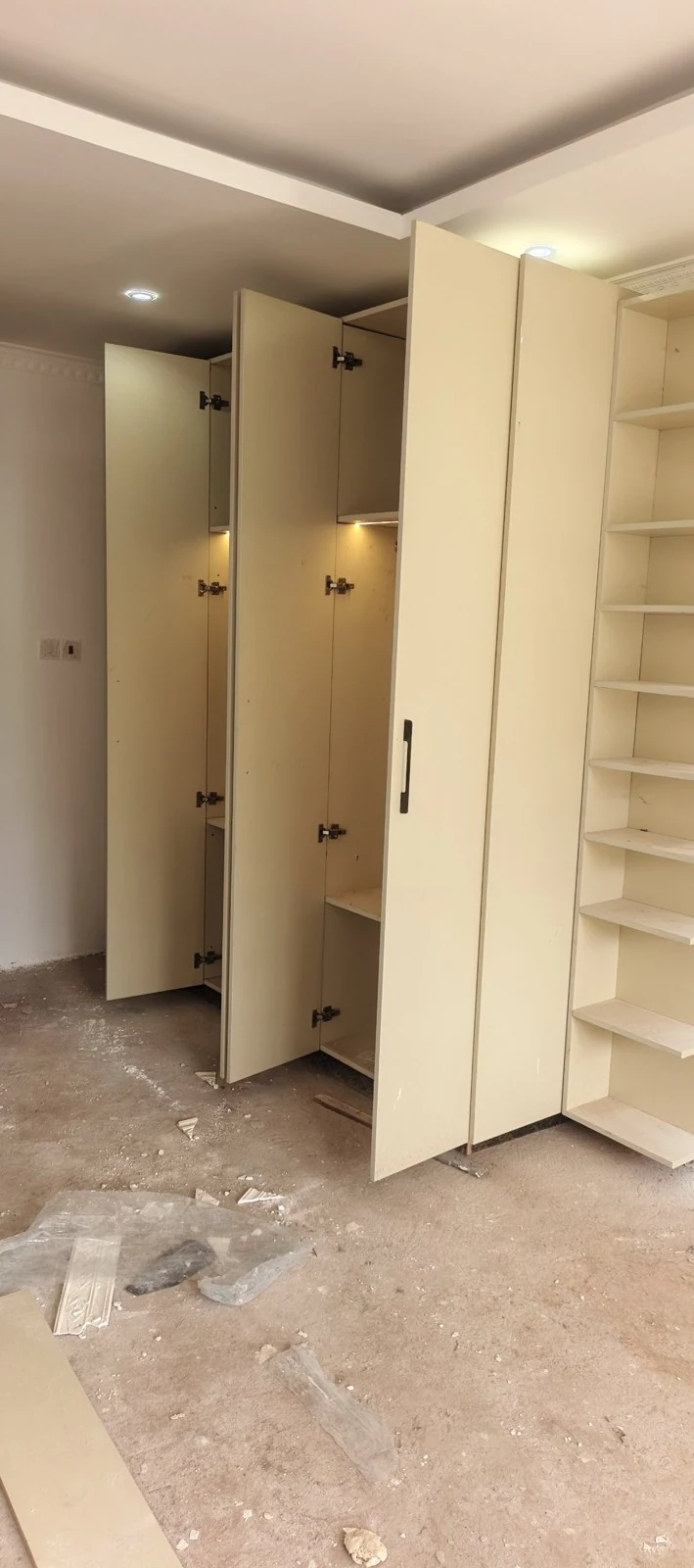 Soft-close hinges and shelving